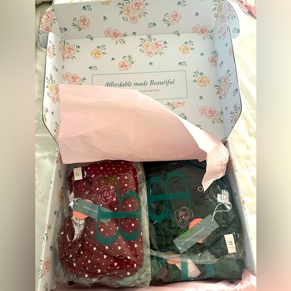 Bailey’s Blossoms Limited Edition Discontinued Subscription Box December 2021 - Picture 3 of 4